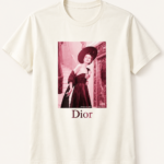 تيشرت Dior بطبعة كلاسيكية (اللون: كريمي/أوف وايت)