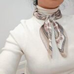 وشاح ساتان بنقشة الباندانا الكلاسيكية - الصورة 7