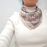 وشاح ساتان بنقشة الباندانا الكلاسيكية - الصورة 5