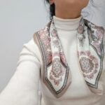 وشاح ساتان بنقشة الباندانا الكلاسيكية - الصورة 2
